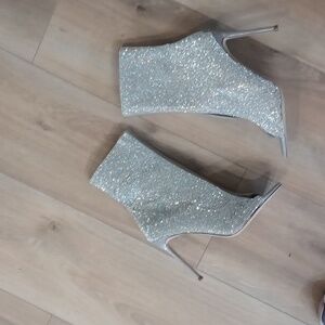 STEVE MADDEN FINLEY Open Toe Rhinestone Booties w/flaws Size 8